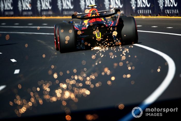 Sergio Pérez, el RB18 de Red Bull Racing, echa chispas