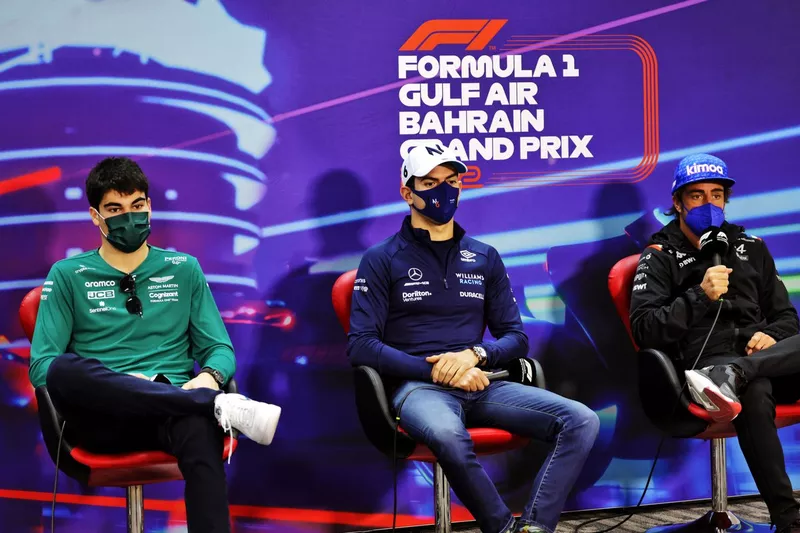 Lance Stroll, Aston Martin, Nicholas Latifi, Williams Racing, Fernando Alonso, Alpine F1 Team, en la rueda de prensa 