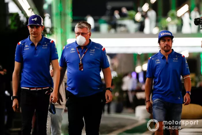 Esteban Ocon, Alpine F1 Team, Otmar Szafnauer, director del equipo, Alpine F1, Fernando Alonso, Alpine F1 Team 