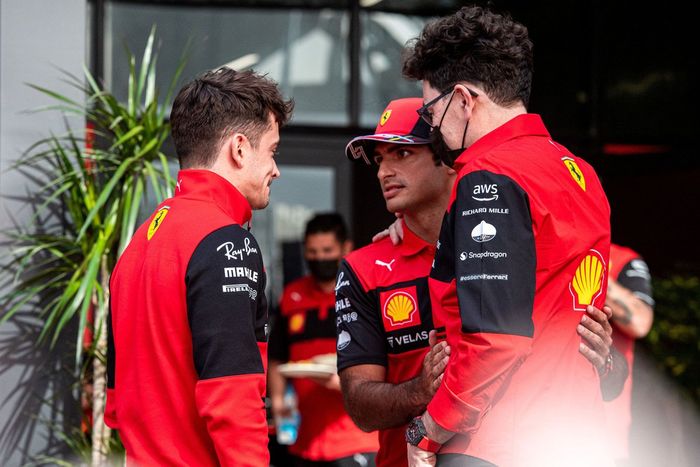 Carlos Sainz Jr., Ferrari, Charles Leclerc, Ferrari, Mattia Binotto, Team Principal, Ferrari