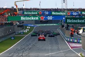 Salida de la carrera, con el Mercedes AMG Medical Car en la parrilla 