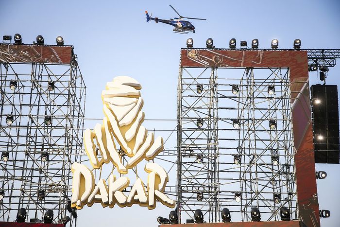 Ilustración durante el prólogo del Dakar 2021 y la ceremonia del podio de salida