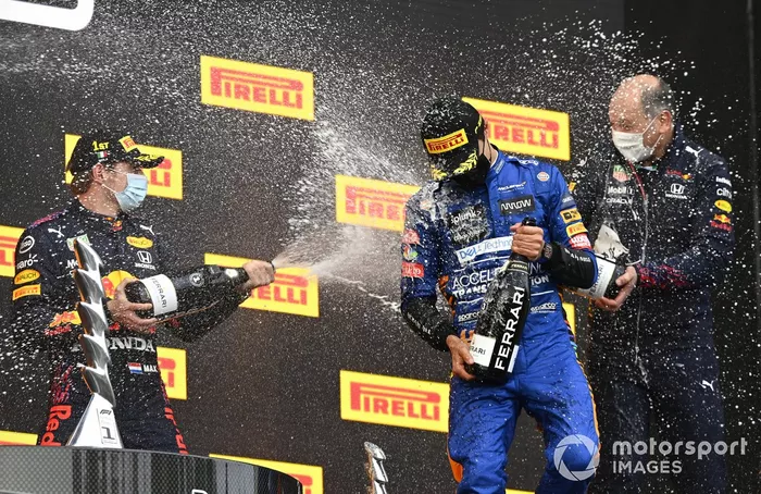 Podio: ganador Max Verstappen, Red Bull Racing