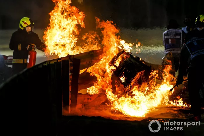 Oficiales de pista apagan el fuego del monoplaza de Romain Grosjean, Haas VF-20
