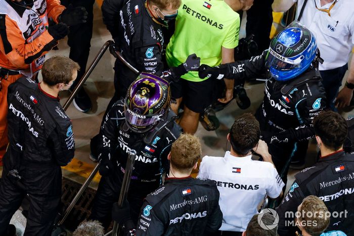 Lewis Hamilton, Mercedes-AMG F1, 3ª posición, y Valtteri Bottas, Mercedes-AMG F1, 2ª posición, en Parc Ferme