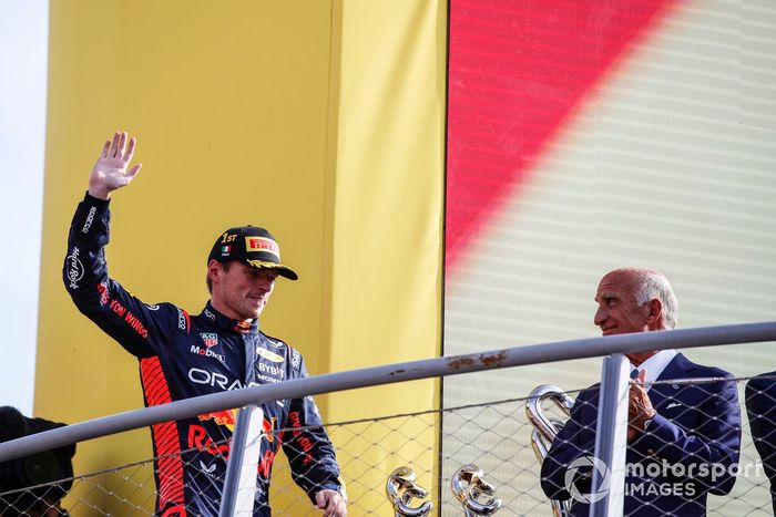 Max Verstappen, Red Bull Racing, 1ª posición, llega al podio