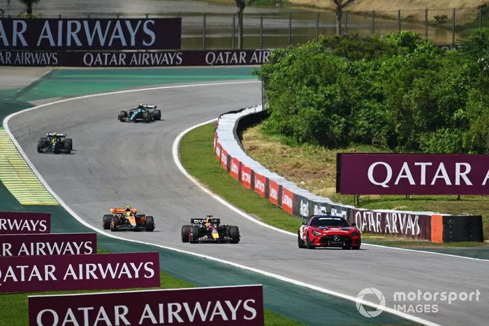 El Coche de Seguridad Max Verstappen, Red Bull Racing RB19, Lando Norris, McLaren MCL60