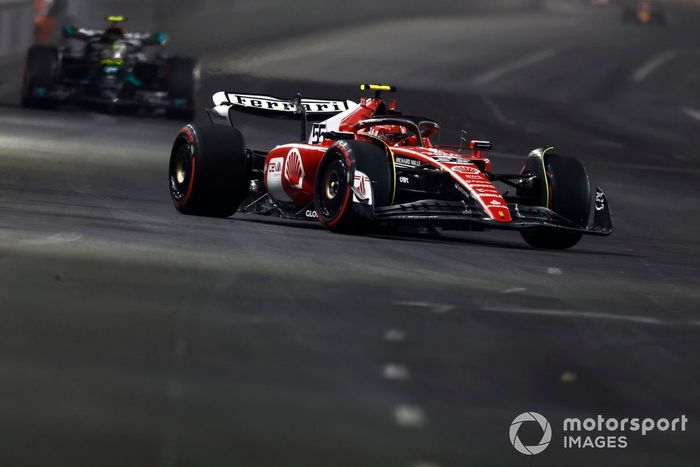 Carlos Sainz, Ferrari SF-23, Lewis Hamilton, Mercedes F1 W14