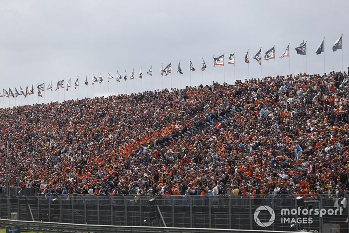 Una gran multitud llena una tribuna
