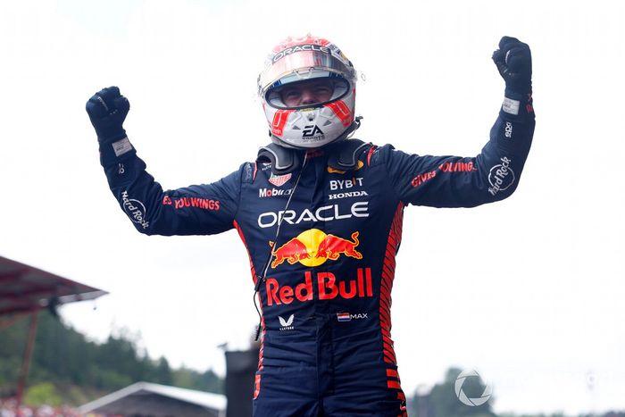 Max Verstappen, Red Bull Racing, 1ª posición, celebra su llegada al Parc Ferme