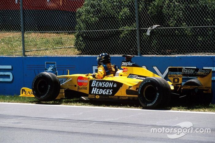 Damon Hill después de un accidente en el Muro de los Campeones