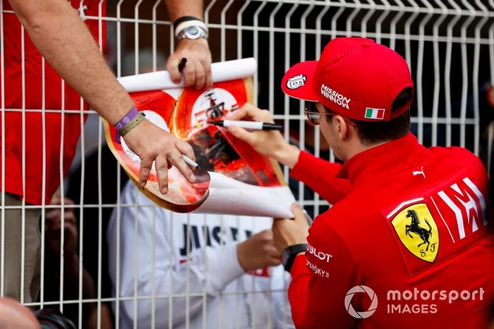Charles Leclerc, Ferrari, firma autógrafos