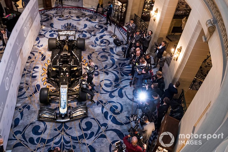 Romain Grosjean, Haas F1 Team e Kevin Magnussen, Haas F1 Team posano per le foto, davanti alla nuova livrea 2019 della Haas sulla VF-18 del Team Haas F1