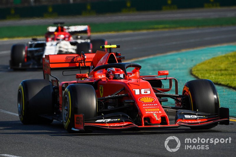 Charles Leclerc, Ferrari SF90 e Kimi Raikkonen, Alfa Romeo Racing C38