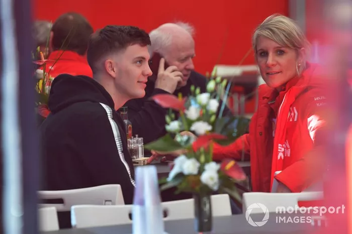 Fabian Vettel, hermano de Sebastian Vettel, Ferrari y Britta Roeske, jefa de prensa del piloto