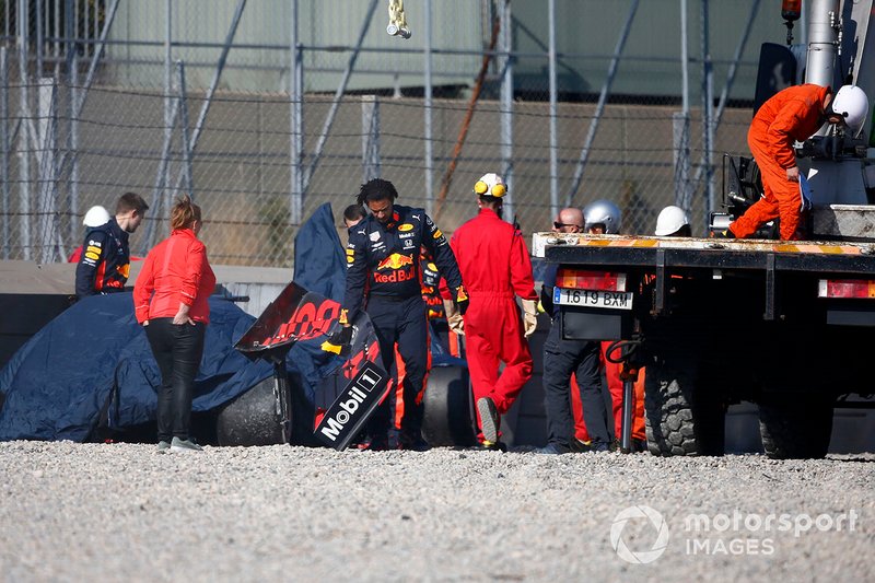 La voiture endommagée de Pierre Gasly, Red Bull Racing RB15 est dégagée