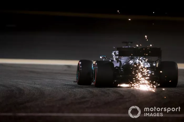 Las chispas vuelan desde la parte trasera del coche de Lewis Hamilton, Mercedes AMG F1 W10