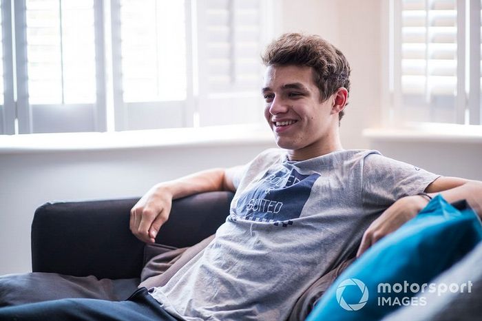 Lando Norris se relaja en su sofá