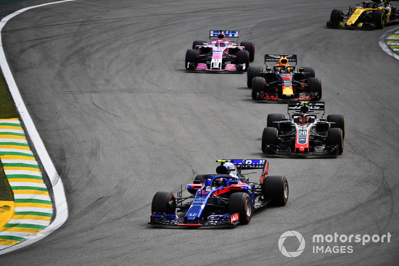 Pierre Gasly, Toro Rosso STR13 leads Kevin Magnussen, Haas F1 Team VF-18 