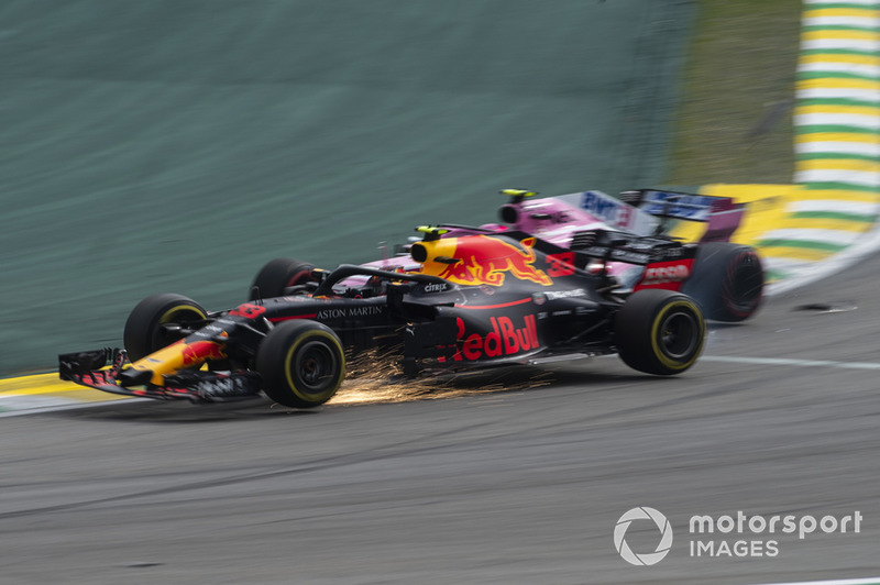 Il leader del GP Brasile, Verstappen, Red Bull RB14 viene colpito dal doppiato Ocon, Force India VJM11