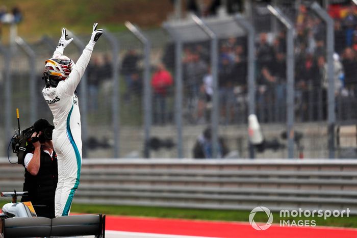 Ganador de la pole Lewis Hamilton, Mercedes AMG F1 celebra en Parc Ferme 