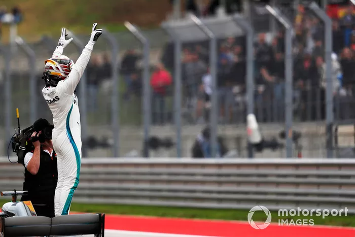 Ganador de la pole Lewis Hamilton, Mercedes AMG F1 celebra en Parc Ferme 