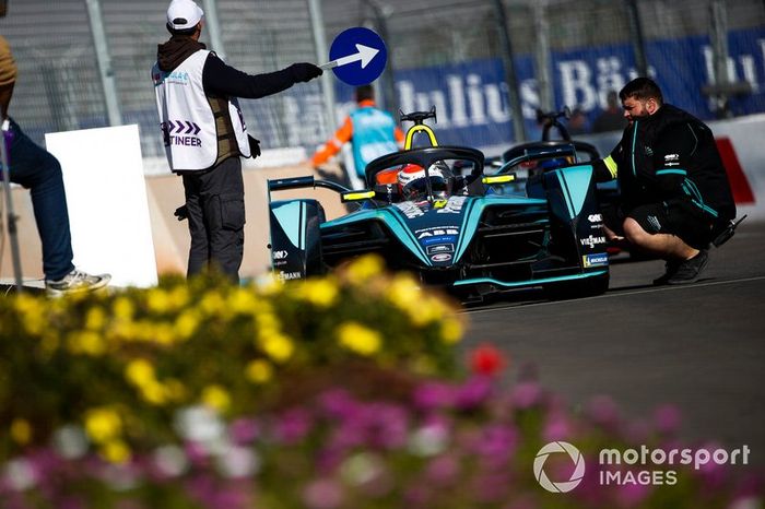 Un comisario y un mecánico junto al coche de Nelson Piquet Jr., Jaguar Racing, Jaguar I-Type 3