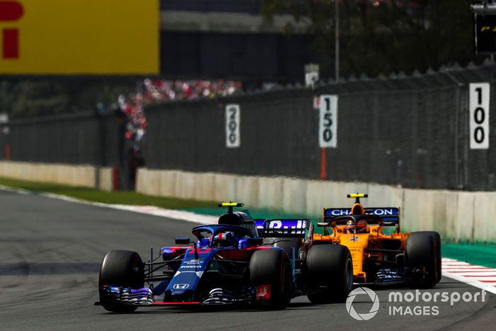 Pierre Gasly, Scuderia Toro Rosso STR13, Stoffel Vandoorne, McLaren MCL33