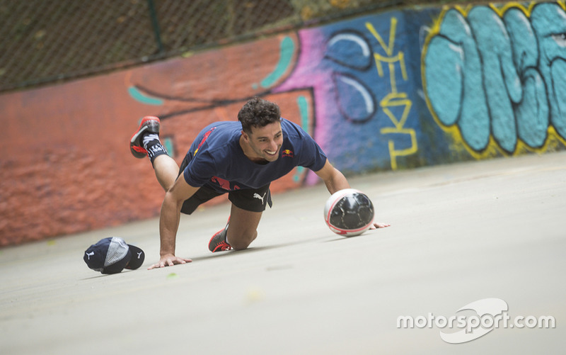 Max Verstappen y Daniel Ricciardo, Red Bull Racing juegan Futsal en Brasil