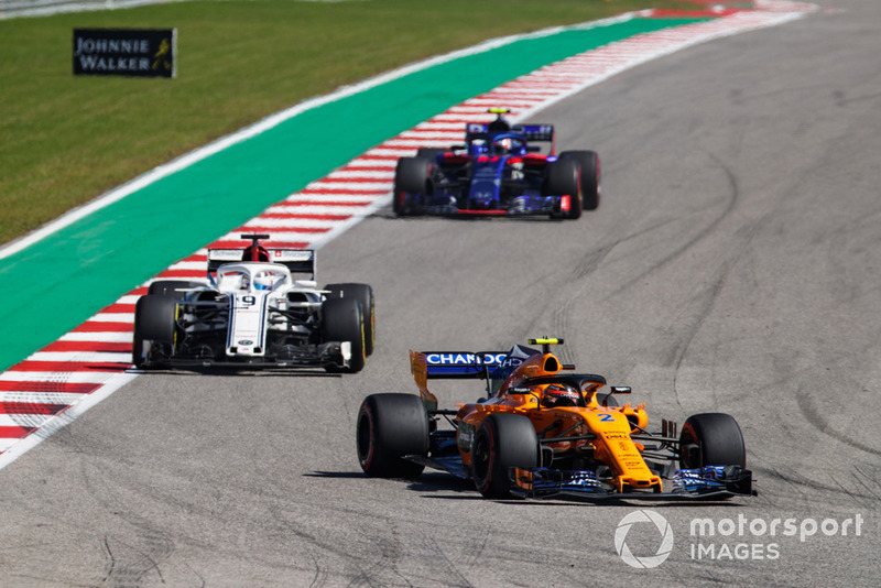 Stoffel Vandoorne, McLaren MCL33, precede Marcus Ericsson, Sauber C37, e Pierre Gasly, Scuderia Toro Rosso STR13
