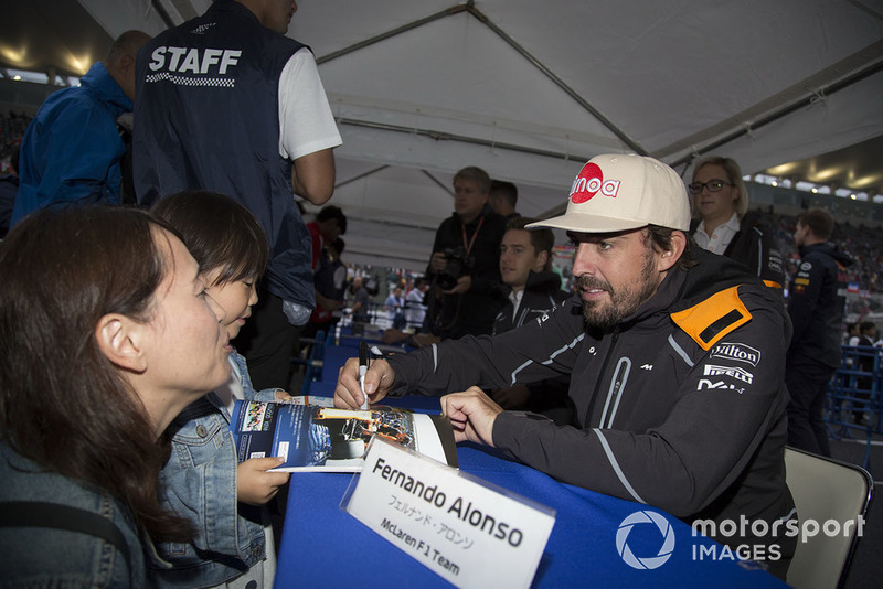 Fernando Alonso, McLaren firma autógrafos para los aficionados.