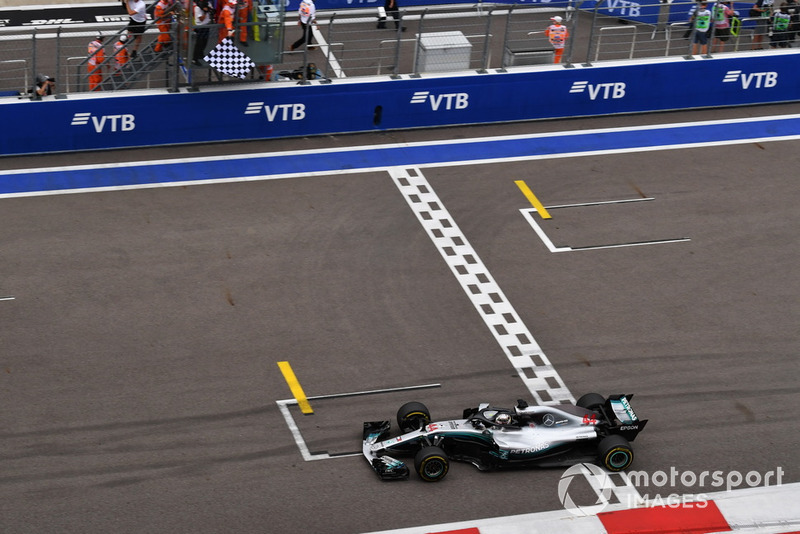 Il vincitore della gara Lewis Hamilton, Mercedes-AMG F1 W09, taglia il traguardo e prende la bandiera a scacchi