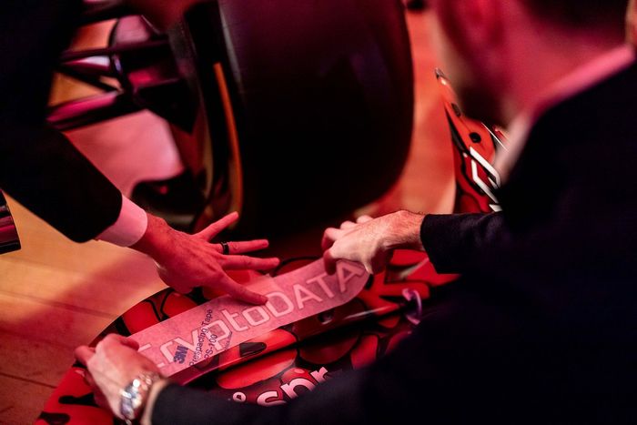 Presentación del Alfa Romeo F1 Team Stake x BOOGIE art car