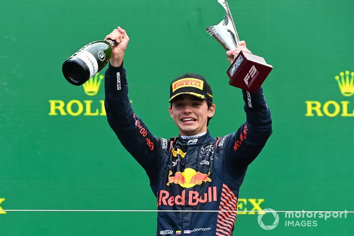 Sebastián Montoya, Hitech Pulse-Eight, celebra en el podio con el trofeo y champán