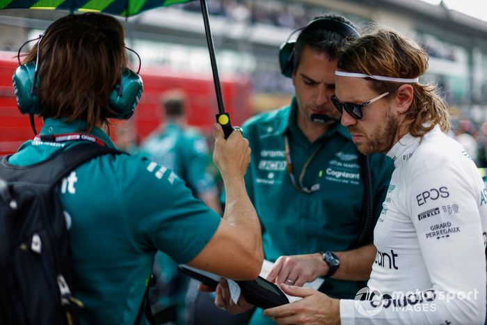 Sebastian Vettel, Aston Martin, en la parrilla
