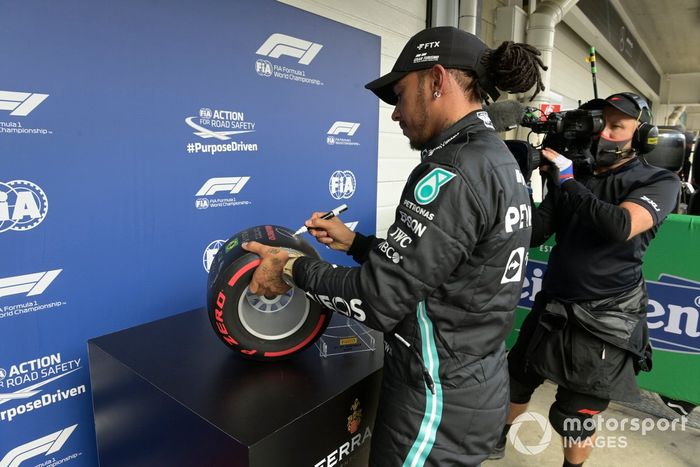 Lewis Hamilton, de Mercedes, firma su premio Pirelli Speed King