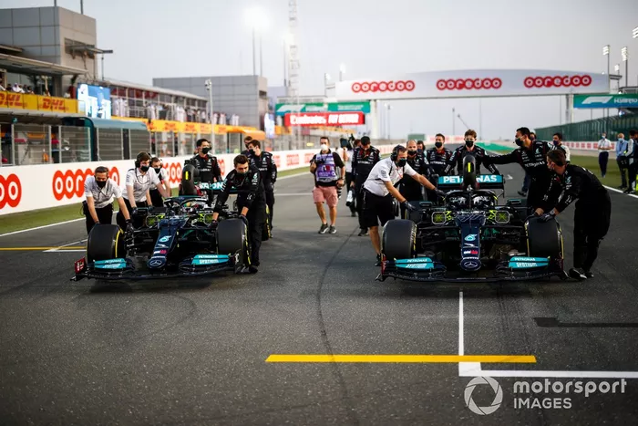 Lewis Hamilton, Mercedes W12, y Valtteri Bottas, Mercedes W12, llegan a la parrilla