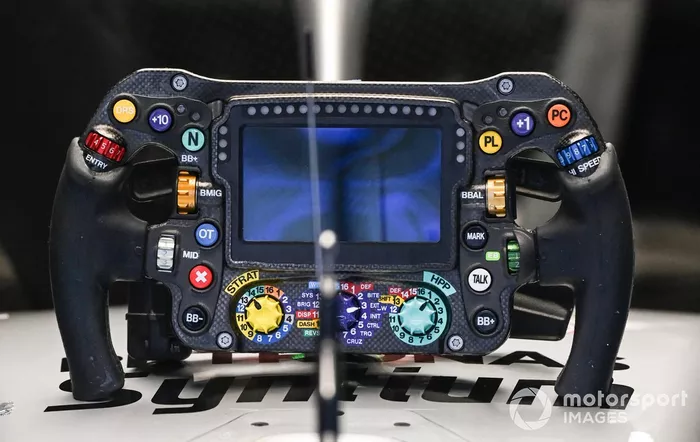 El volante del Mercedes W13