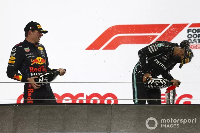 Podio: segundo lugar Max Verstappen, Red Bull Racing, ganador Lewis Hamilton, Mercedes