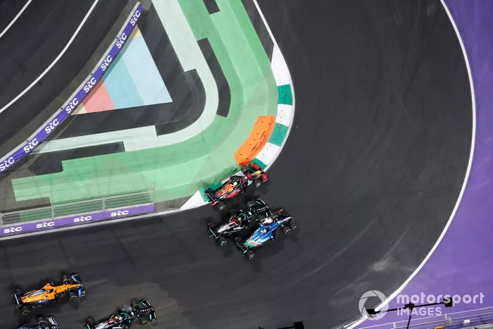 Max Verstappen, Red Bull Racing RB16B, Esteban Ocon, Alpine A521, y Lewis Hamilton, Mercedes W12, luchan por el liderato