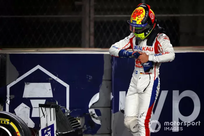 Mick Schumacher, Haas VF-21, se baja de su coche después de estrellarse en la carrera