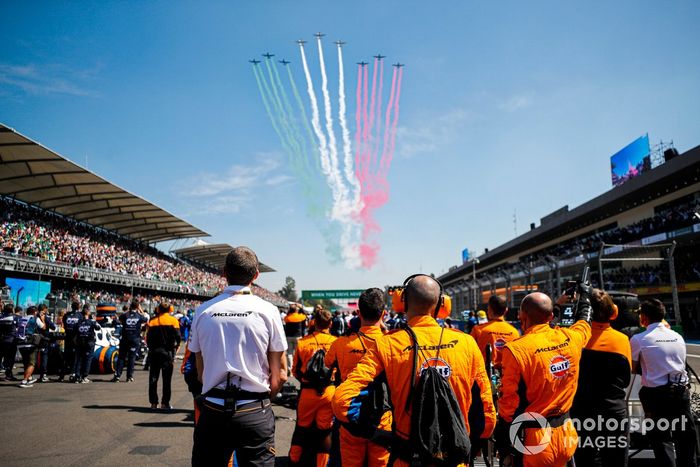 Un vuelo de 9 Pilatus PC-7 de la Fuerza Aérea Mexicana sobrevuela la parrilla antes de la salida