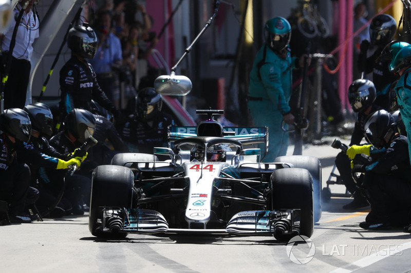 Lewis Hamilton, Mercedes AMG F1 W09, effettua un pit stop