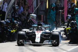 Lewis Hamilton, Mercedes AMG F1 W09, effettua un pit stop