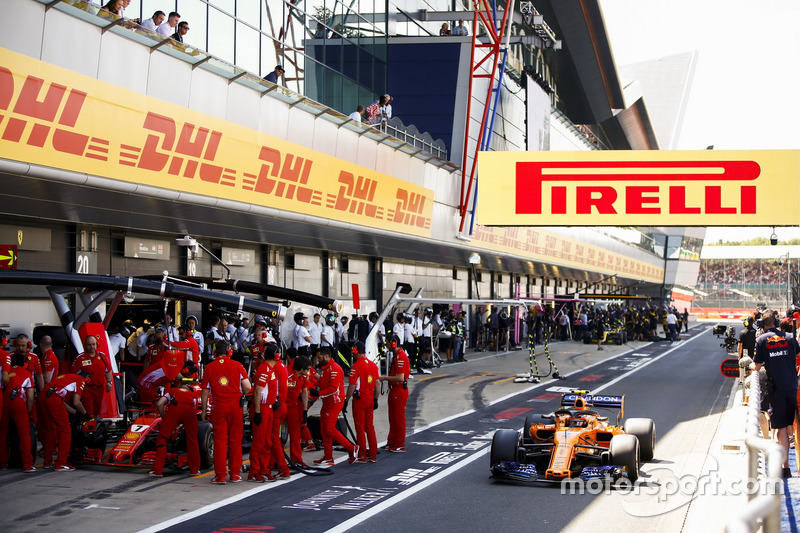 Stoffel Vandoorne, McLaren MCL33, supera Kimi Raikkonen, Ferrari SF71H