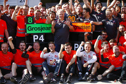 Romain Grosjean, Haas F1 Team, Kevin Magnussen, Haas F1 Team, e il team Haas F1, festeggiano il miglior risultato del team a oggi