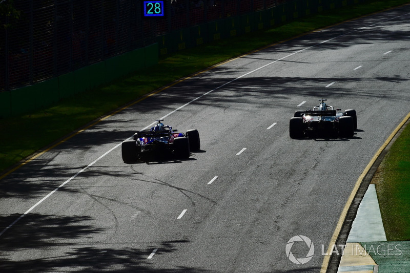 Brendon Hartley, Scuderia Toro Rosso STR13 et Romain Grosjean, Haas F1 Team VF-18