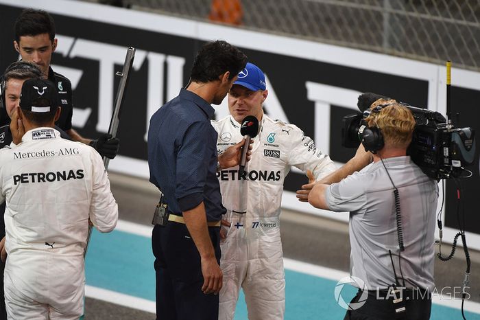 Ganador de la pole Valtteri Bottas, Mercedes AMG F1 con Mark Webber