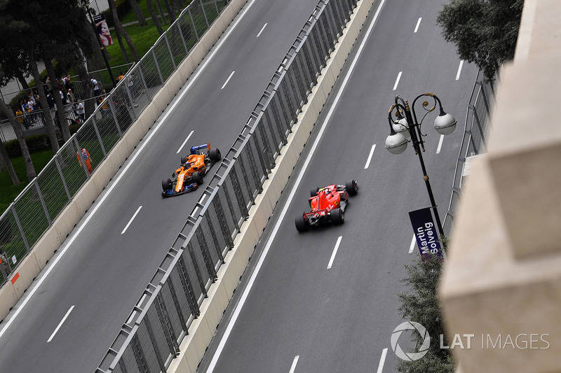 Fernando Alonso, McLaren MCL33 y Kimi Raikkonen, Ferrari SF71H