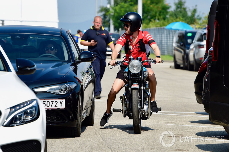 Себастьян Феттель, Ferrari, мотоцикл Triumph
